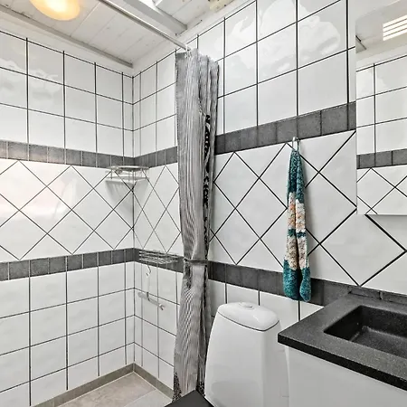 2 Bedroom Beautiful In Feriehus