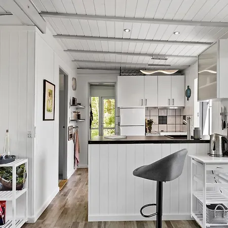 2 Bedroom Beautiful In Feriehus